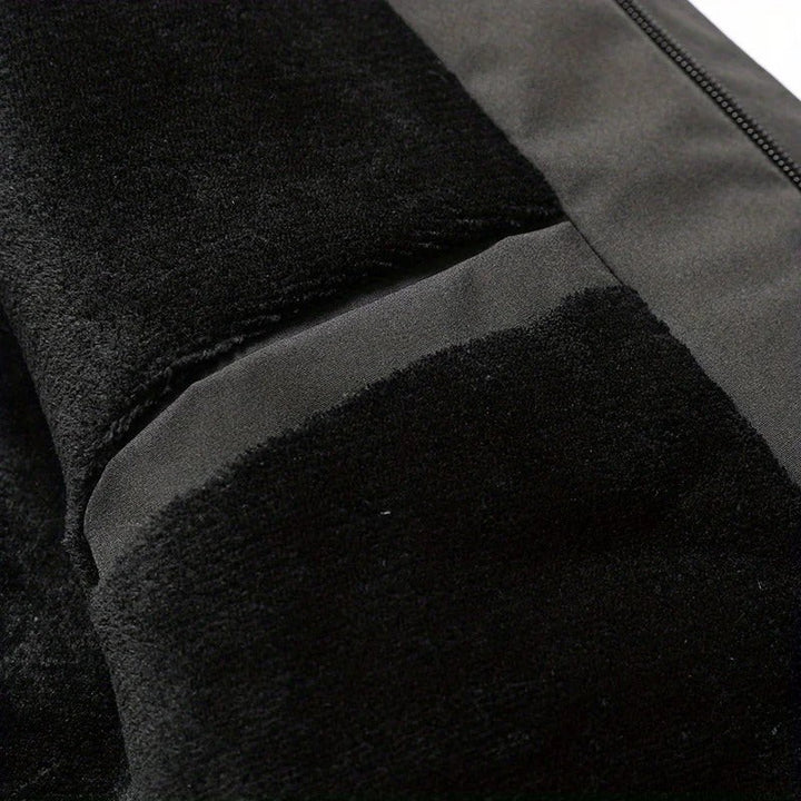 Detailansicht des weichen Fleece-Innenfutters der Winterjacke