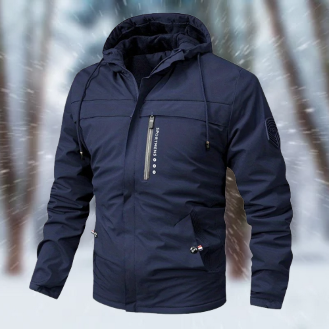 Dunkelblaue Kapuzenjacke mit Brusttasche, Frontansicht im Winterwald