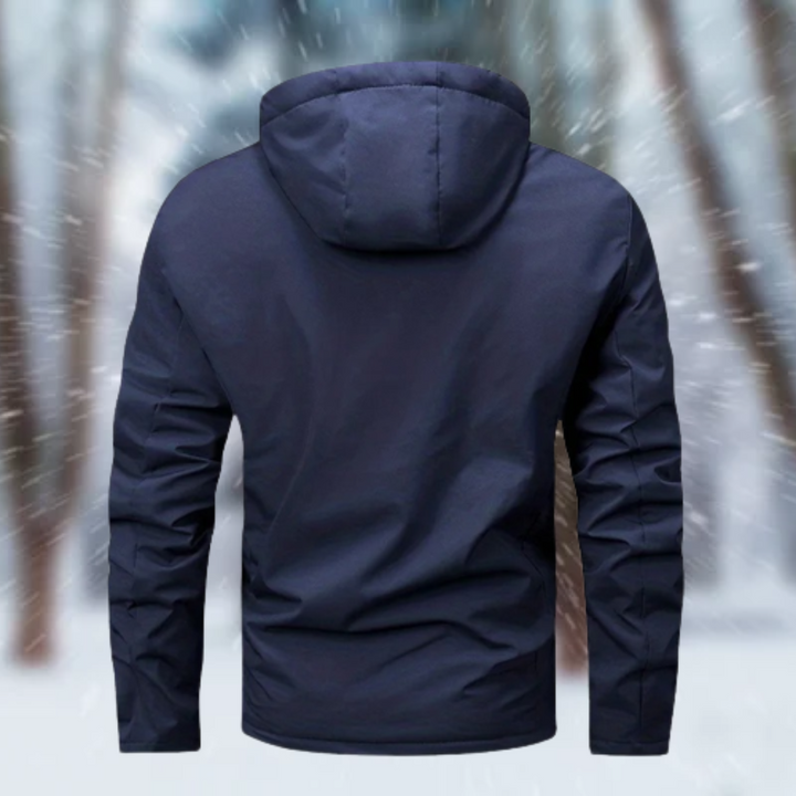 Dunkelblaue Kapuzenjacke mit Kapuze, Rückansicht im Schneetreiben