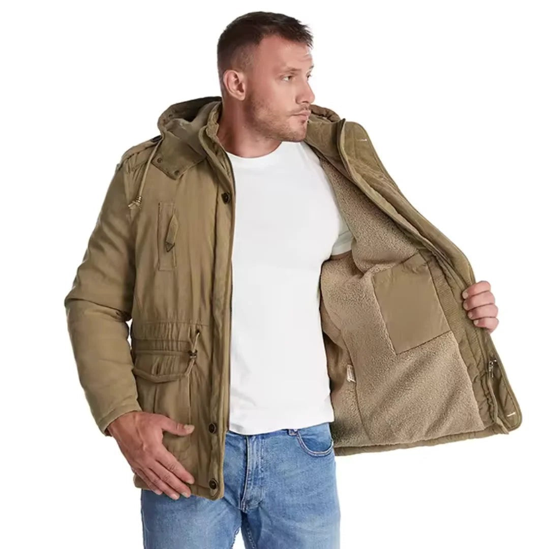 Mann trägt khakifarbene Winterjacke mit warmem Innenfutter