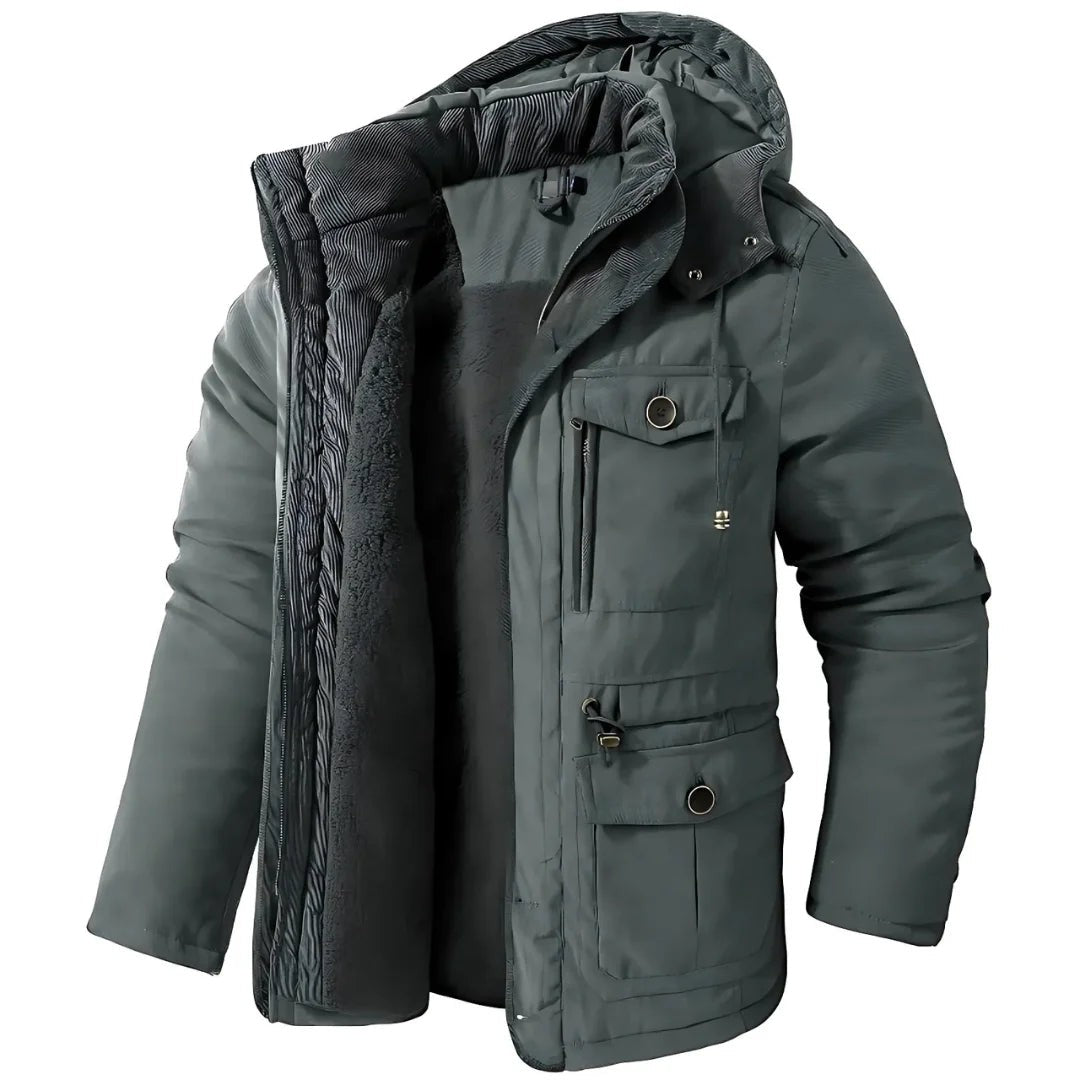 Dunkelgrüne Winterjacke mit Kapuze und mehreren Cargotaschen