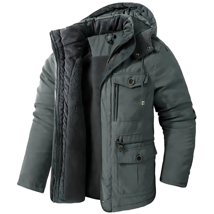 Dunkelgrüne Winterjacke mit Kapuze und mehreren Cargotaschen