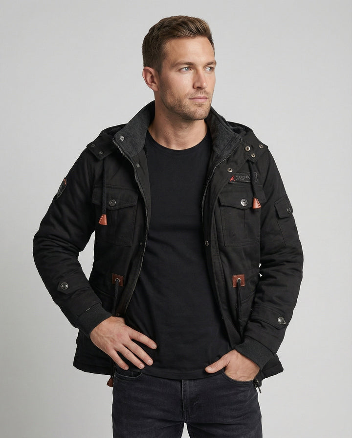 Schwarze Herren-Winterjacke mit Kapuze und mehreren Cargotaschen, offen getragen