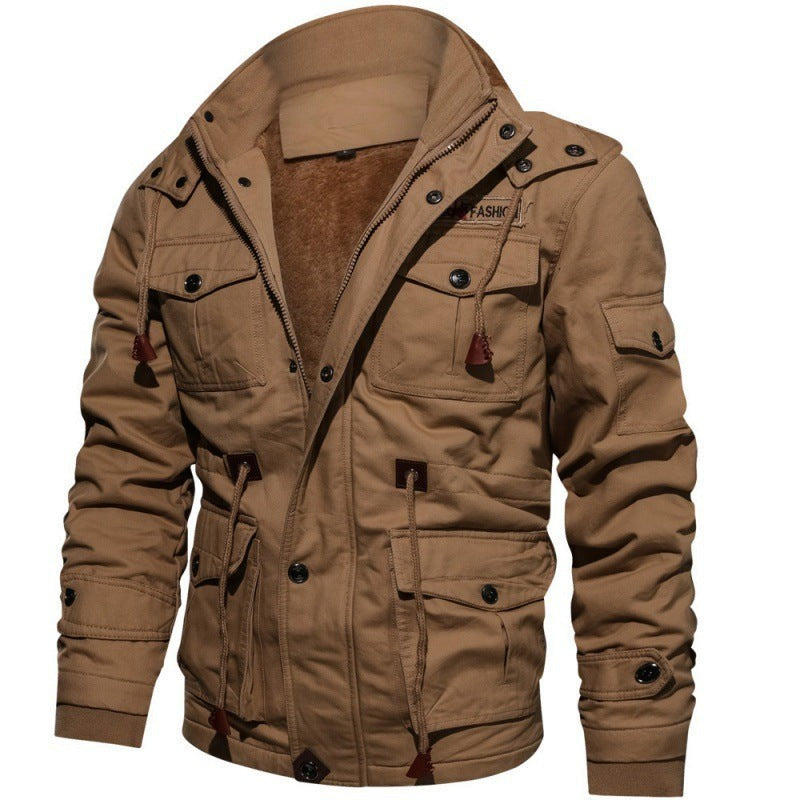 Khakifarbene Herren-Winterjacke mit warmer Fütterung und vielen Taschen, freigestellt