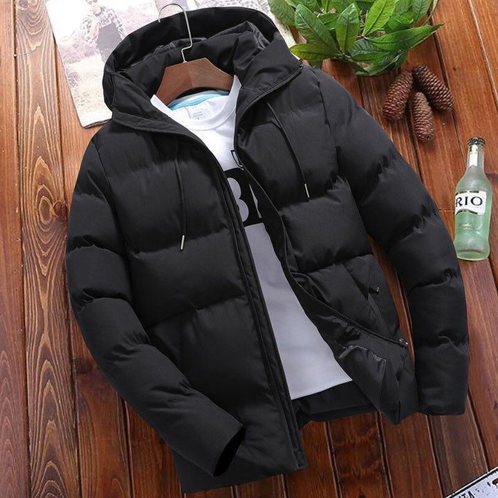 Schwarze Winterjacke mit Kapuze, wasserabweisendem Stoff und Zipper