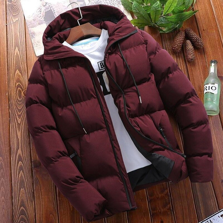 Bordeauxrote Daunenjacke mit Kapuze, glänzendem Stoff und Zippertaschen