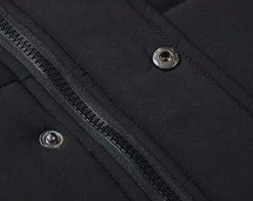 Metallknöpfe und Reißverschluss der Winterjacke in Nahaufnahme