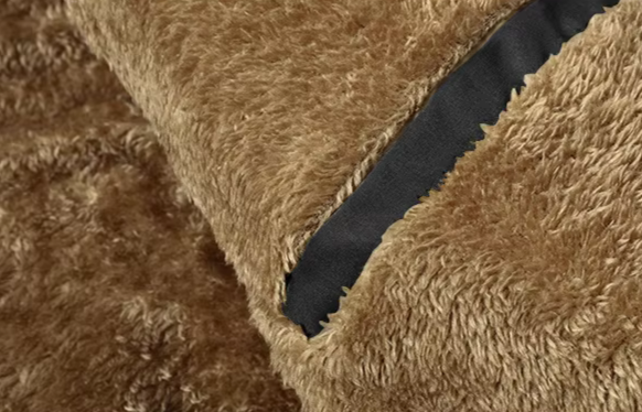 Kunstfellfutter der Winterjacke in flauschiger Detailansicht