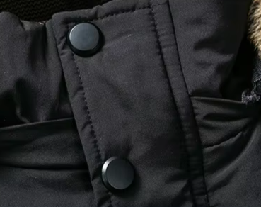Druckknöpfe der schwarzen Winterjacke in Detailansicht