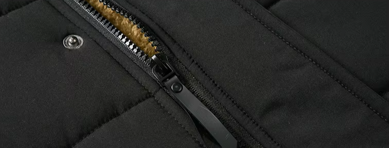 Reißverschluss mit Kunstfellfutter der Winterjacke im Detail