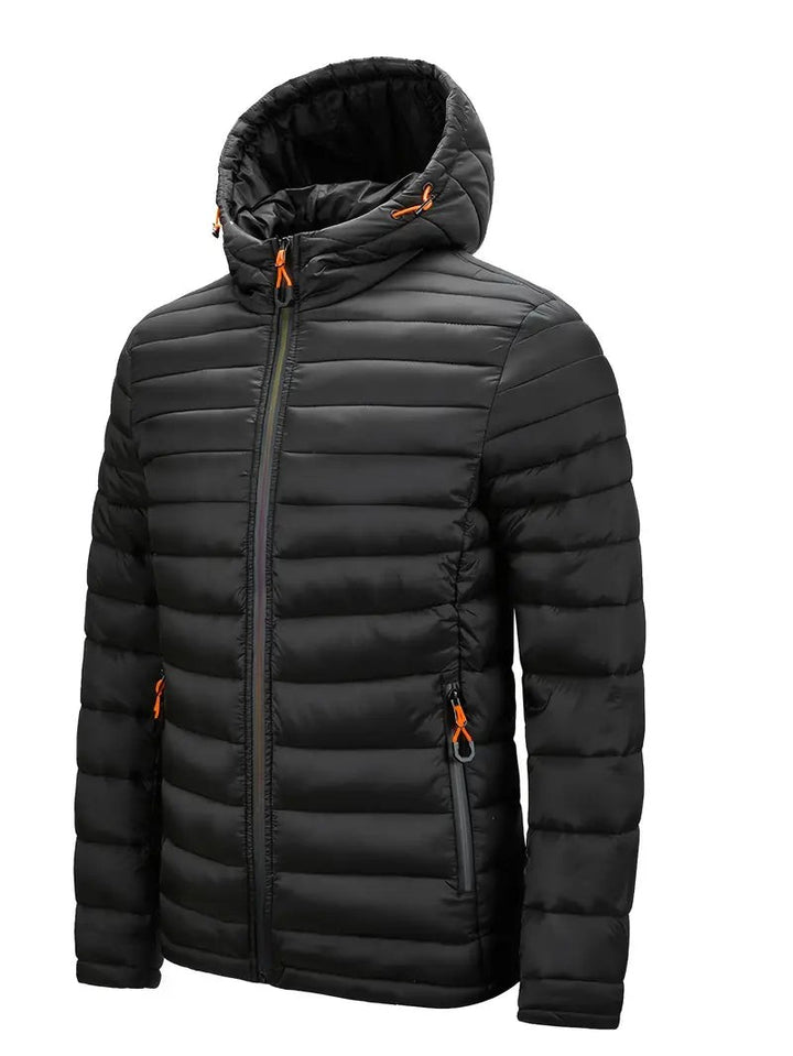 Schwarze Steppjacke mit Kapuze in seitlicher Ansicht mit Reißverschlusstaschen