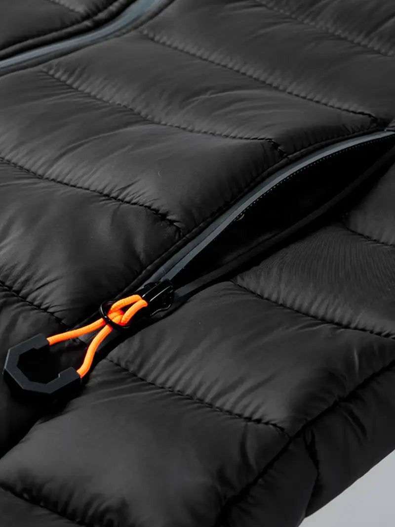 Detailaufnahme des Reißverschlusses mit orangefarbenem Zuglaschen-Griff