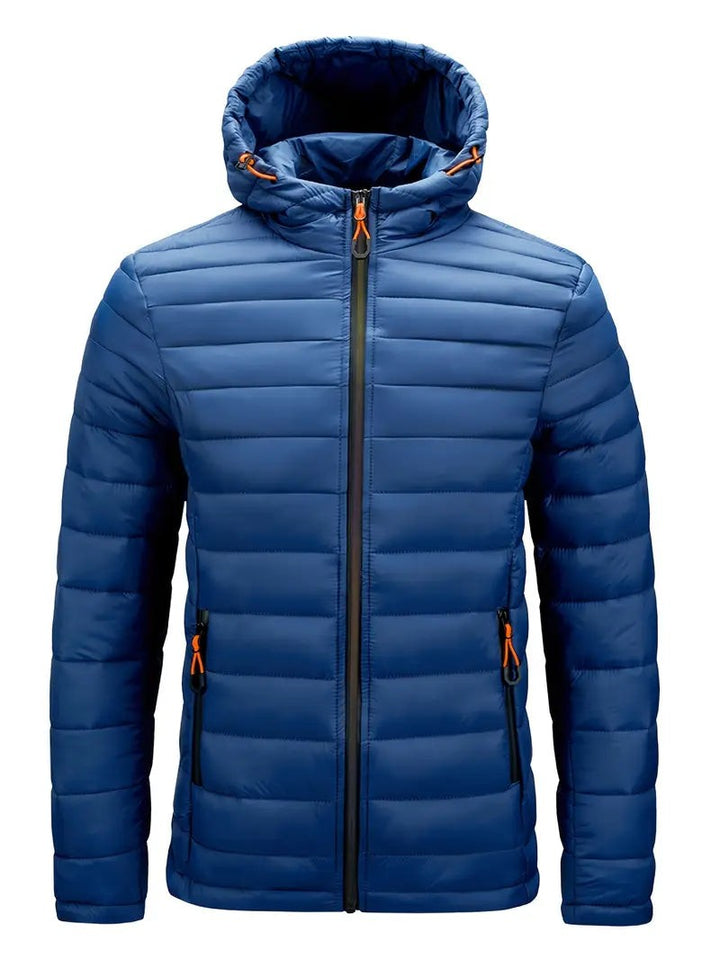 Blaue Steppjacke mit Kapuze und orangefarbenen Kordelzügen, Vorderansicht