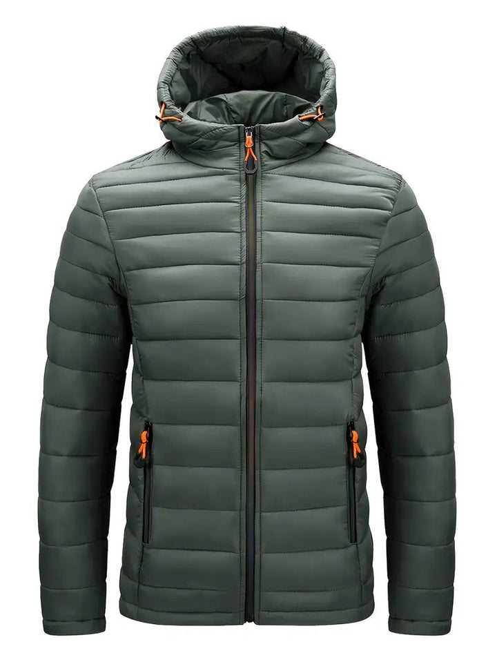 Khaki-grüne Steppjacke mit Kapuze und orangefarbenen Akzenten, Vorderansicht