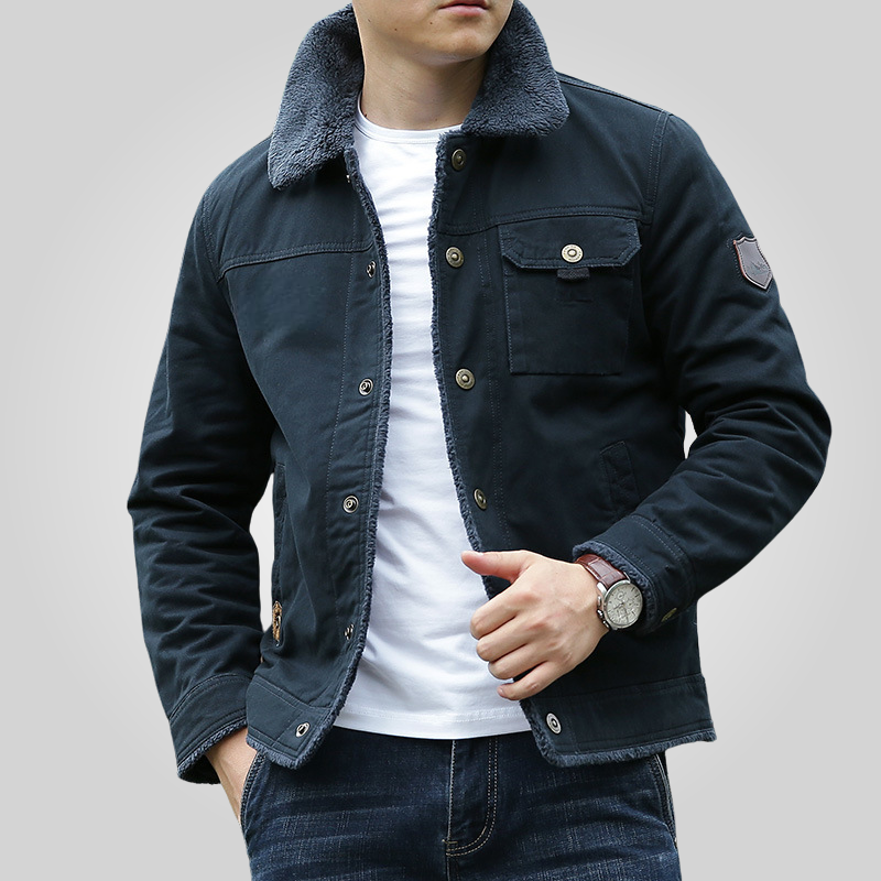 Dunkelblaue Herrenjacke mit Fellkragen und Knopfleiste im Vintage-Stil