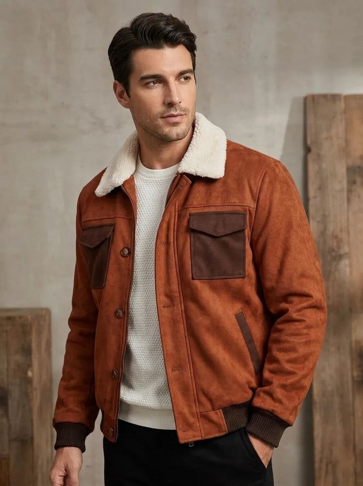 Rostbraune Wildlederjacke mit Fellkragen zum Freizeitlook kombiniert