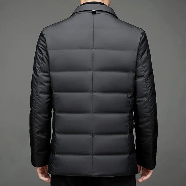 Rückansicht schwarze Herren-Steppjacke mit Reverskragen und Knopfverschluss