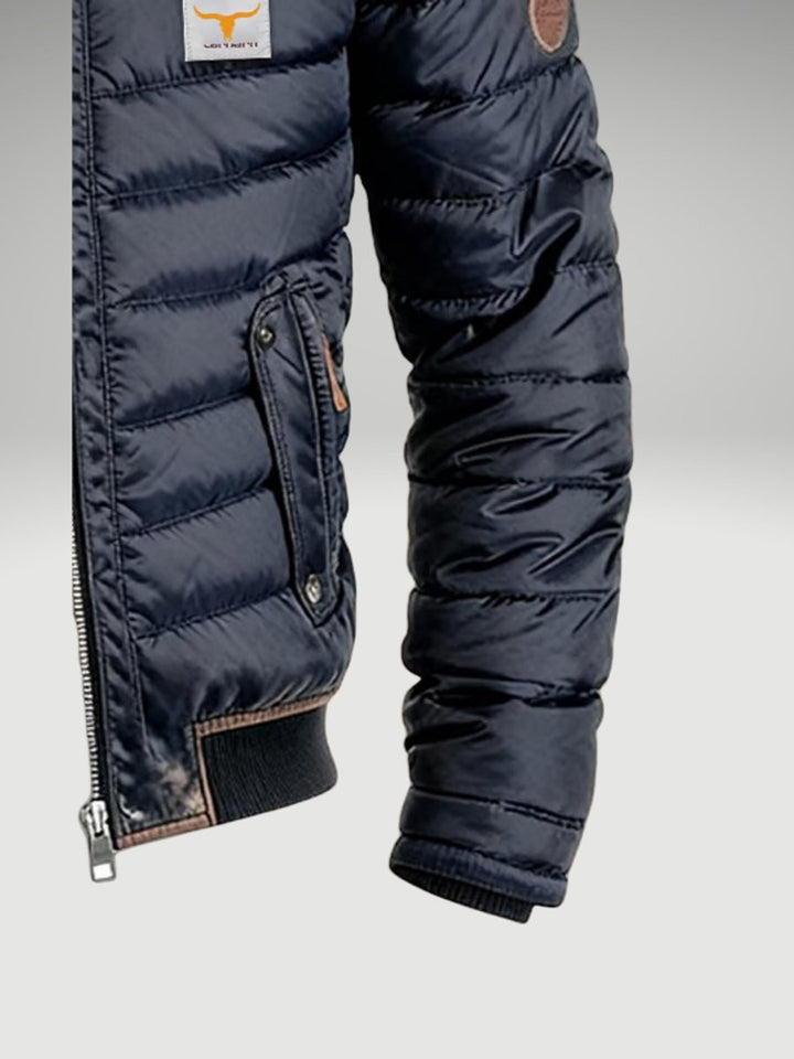 Seitenansicht der gesteppten Winterjacke mit Ärmeltasche und Bündchen in Dunkelblau