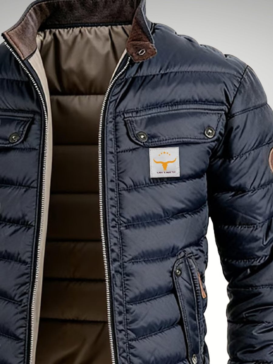 Nahaufnahme der Steppjacke mit Brusttasche, Markenlabel und weicher Kragenfütterung
