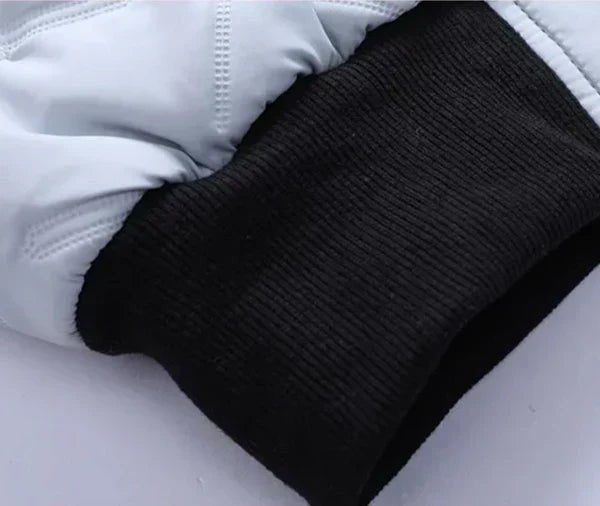 Geripptes Ärmelbündchen einer schwarzen Steppjacke im Detail