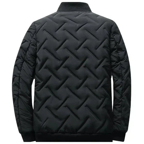 Rückenansicht einer schwarzen Steppjacke mit geometrischem Rautenmuster