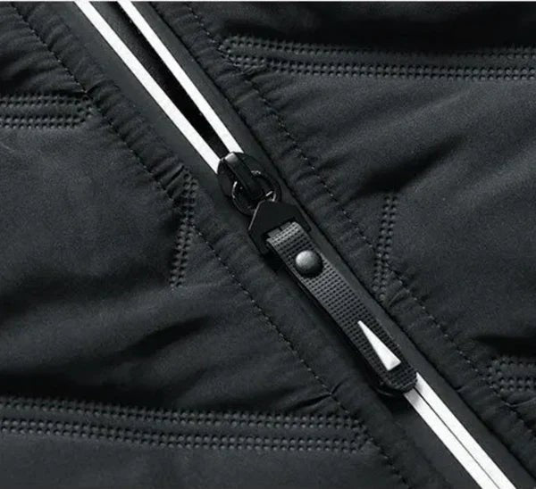 Detailaufnahme des Reißverschlusszugs einer schwarzen Herrenjacke