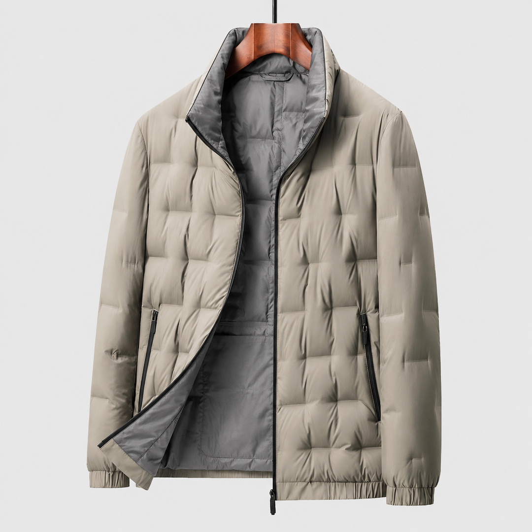 Beige gesteppte Winterjacke mit grauem Innenfutter am Kleiderbügel