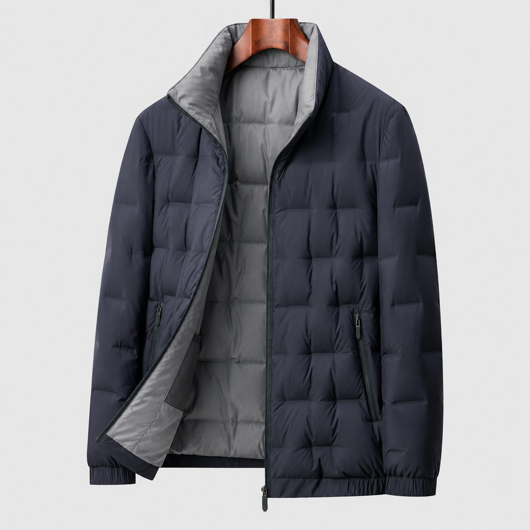 Dunkelblaue Steppjacke mit Stehkragen und Reißverschlusstaschen am Bügel