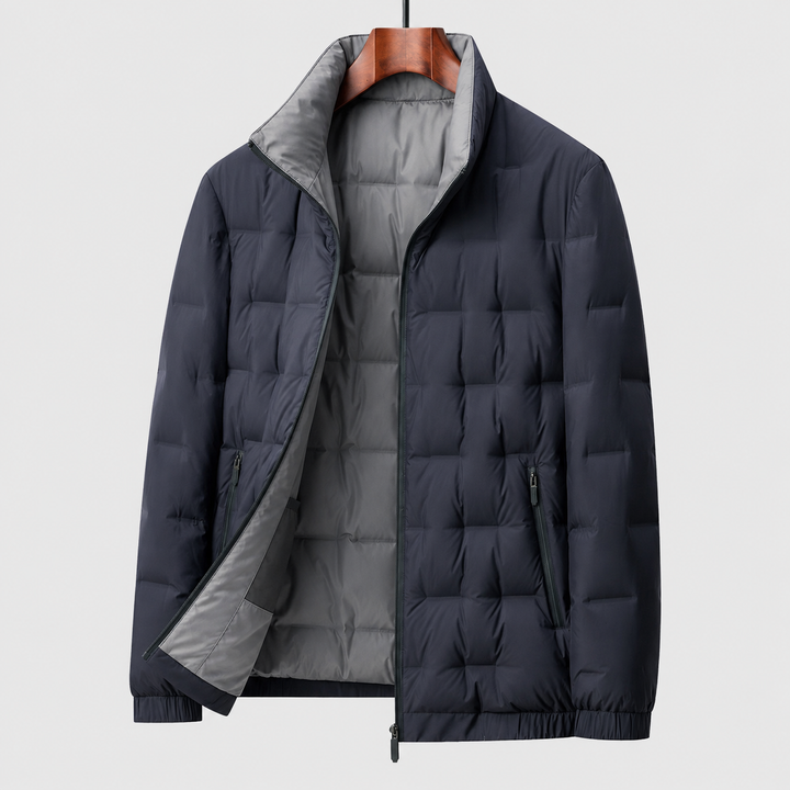Dunkelblaue Steppjacke mit Stehkragen und Reißverschlusstaschen am Bügel