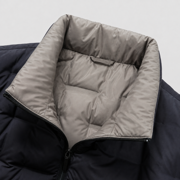 Nahaufnahme des Stehkragens einer Steppjacke mit grauem Innenfutter