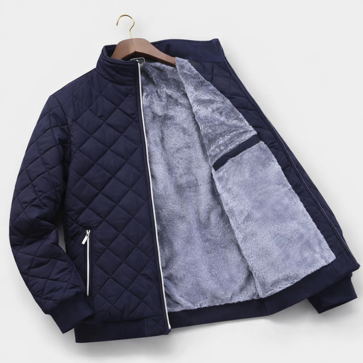 Navy Steppjacke am Bügel mit sichtbarem Teddyfutter und Reißverschluss