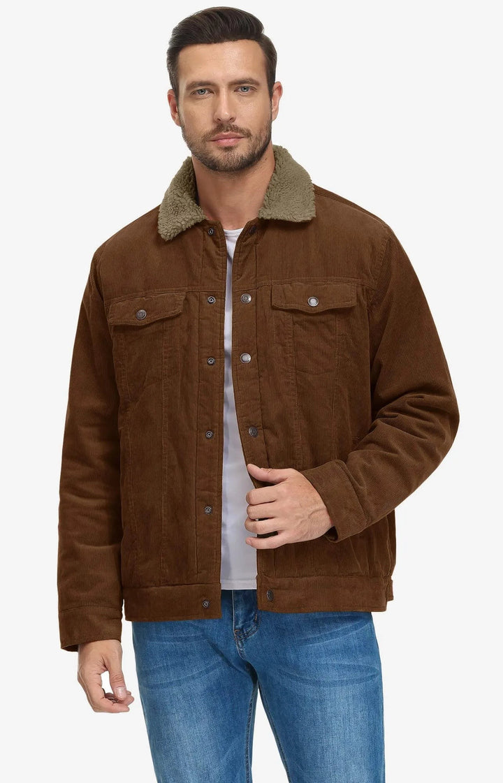 Mann trägt braune Cordjacke mit Fellkragen und Jeans