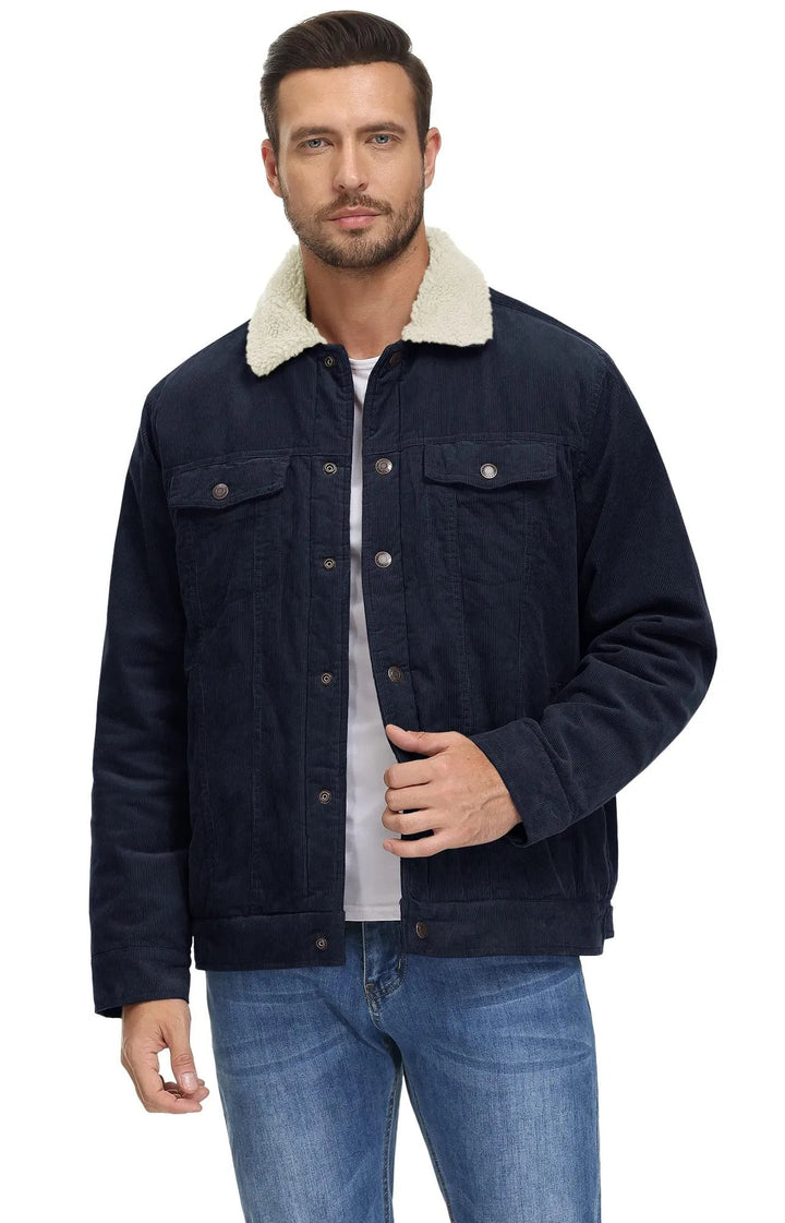 Mann trägt dunkelblaue Cordjacke mit cremefarbenem Sherpa-Kragen