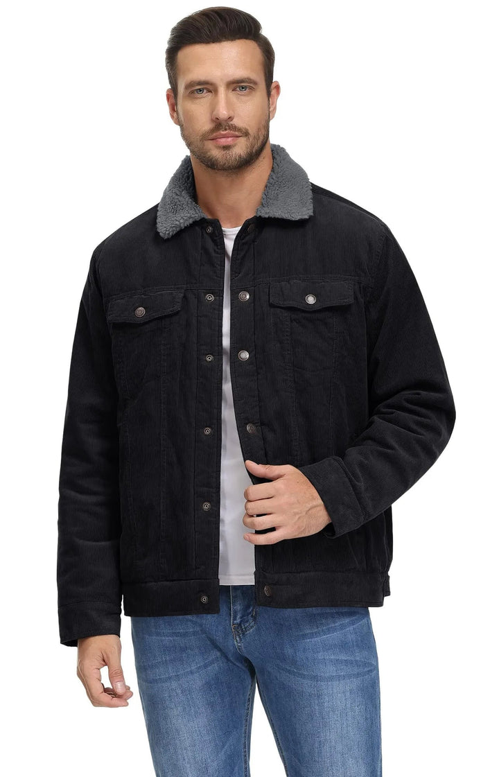 Mann trägt schwarze Cordjacke mit grauem Fellkragen offen
