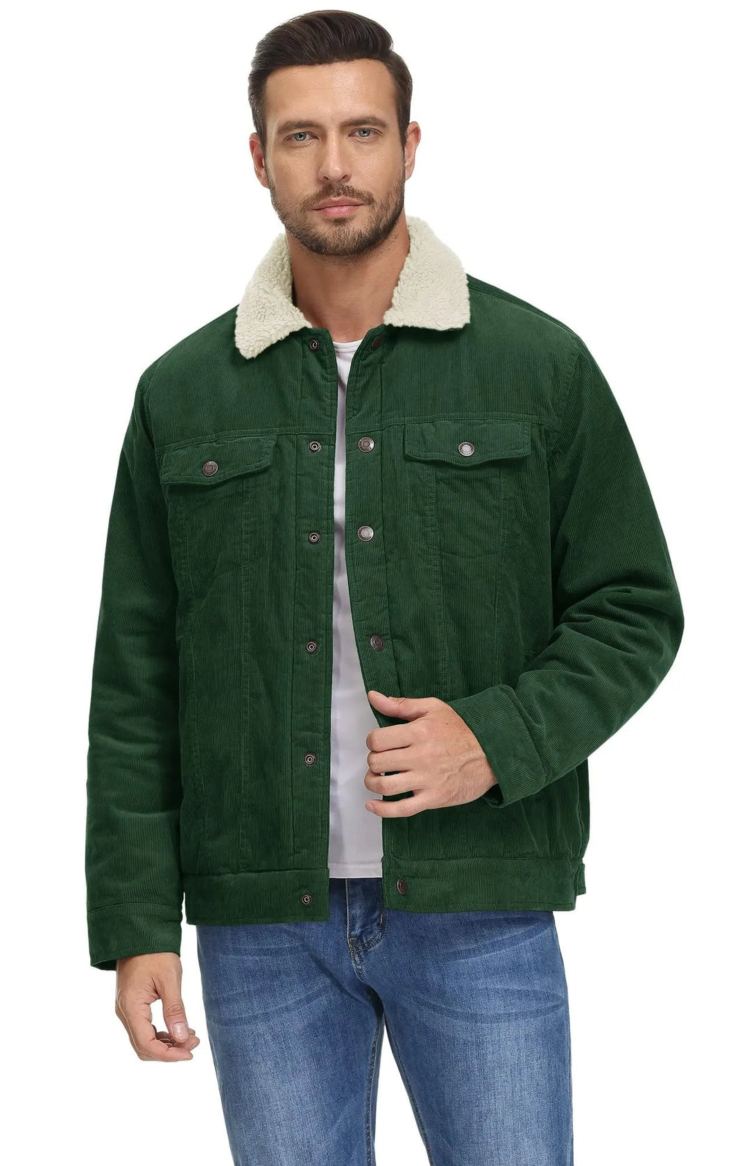 Mann trägt dunkelgrüne Cordjacke mit hellem Sherpa-Kragen