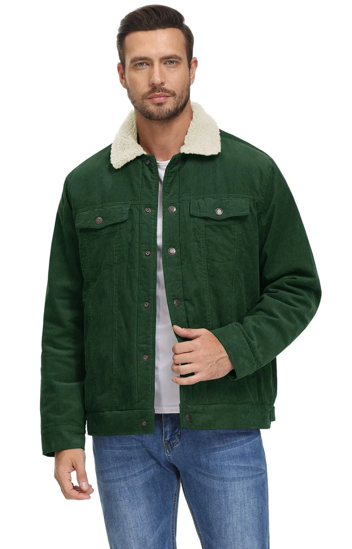 Mann trägt dunkelgrüne Cordjacke mit hellem Sherpa-Kragen