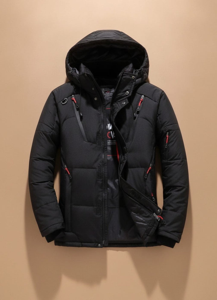 Schwarze Herren Winterjacke mit Kapuze und roten Reißverschlussdetails