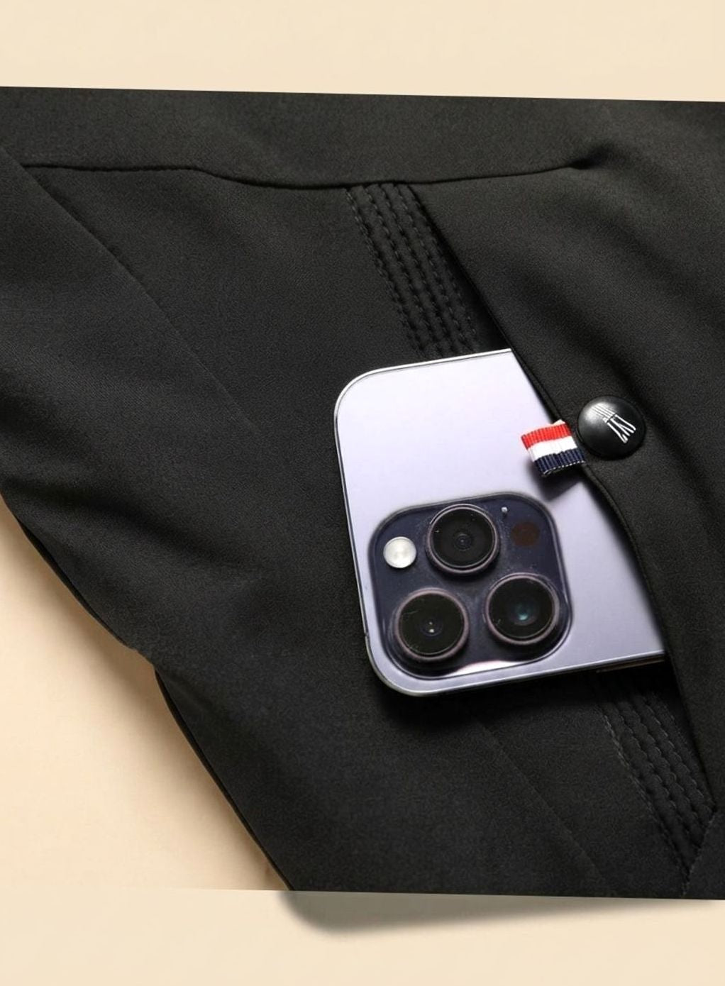 Smartphone in Innentasche der schwarzen Winterjacke mit Knopfverschluss