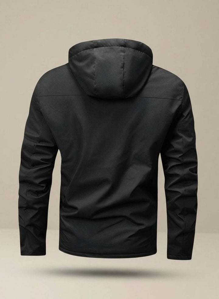 Schwarze Winterjacke mit Kapuze von hinten, wasserdichtes Obermaterial