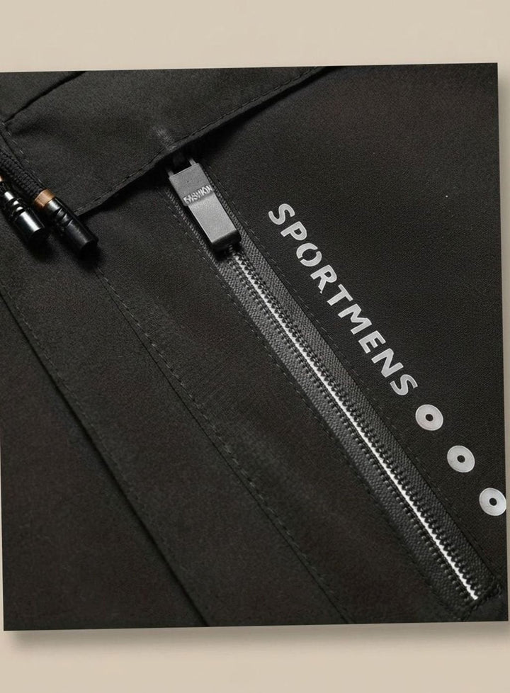 Nahaufnahme Brusttasche mit Reißverschluss und Sportmens-Schriftzug