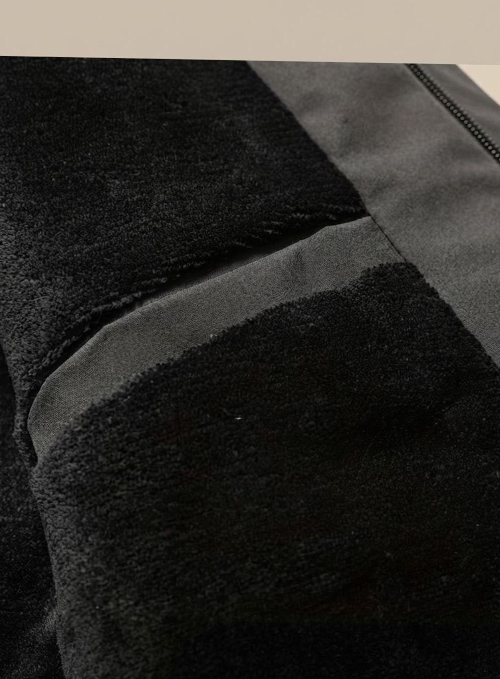 Detailansicht der weichen Fleece-Fütterung an der Jackentasche