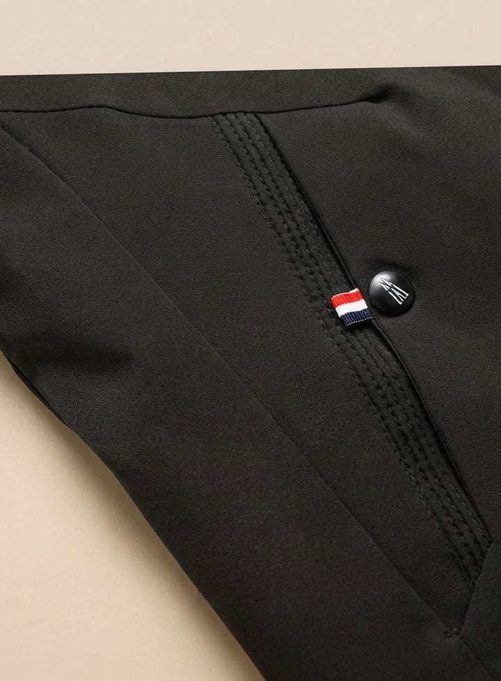 Innentasche der Winterjacke mit Knopf und Frankreich-Fahnenlabel