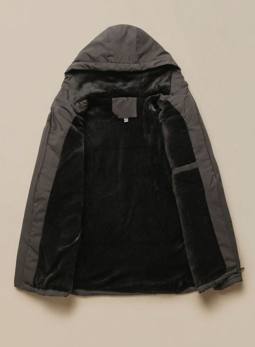Graue Winterjacke aufgeklappt mit schwarzem Kunstfell-Futter