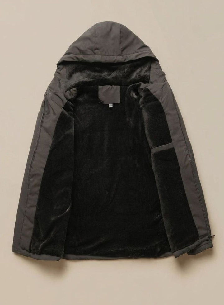 Graue Winterjacke aufgeklappt mit schwarzem Kunstfell-Futter