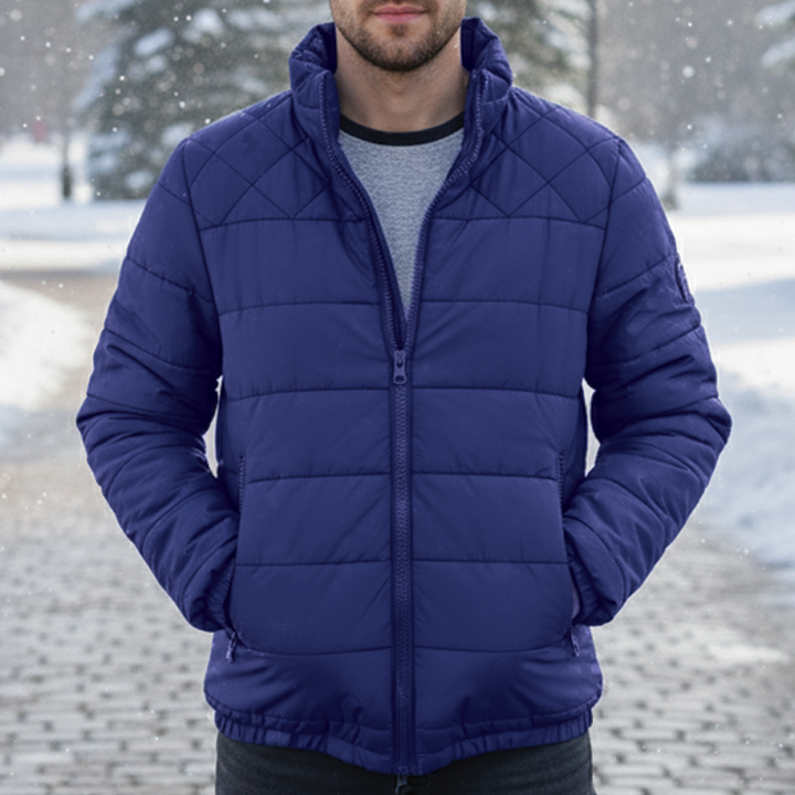 Marineblaue Steppjacke mit Stehkragen und Rautenmuster im Schneetreiben getragen