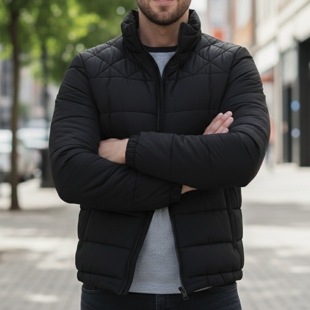 Schwarze Steppjacke mit Stehkragen, verschränkte Arme, urbaner Hintergrund
