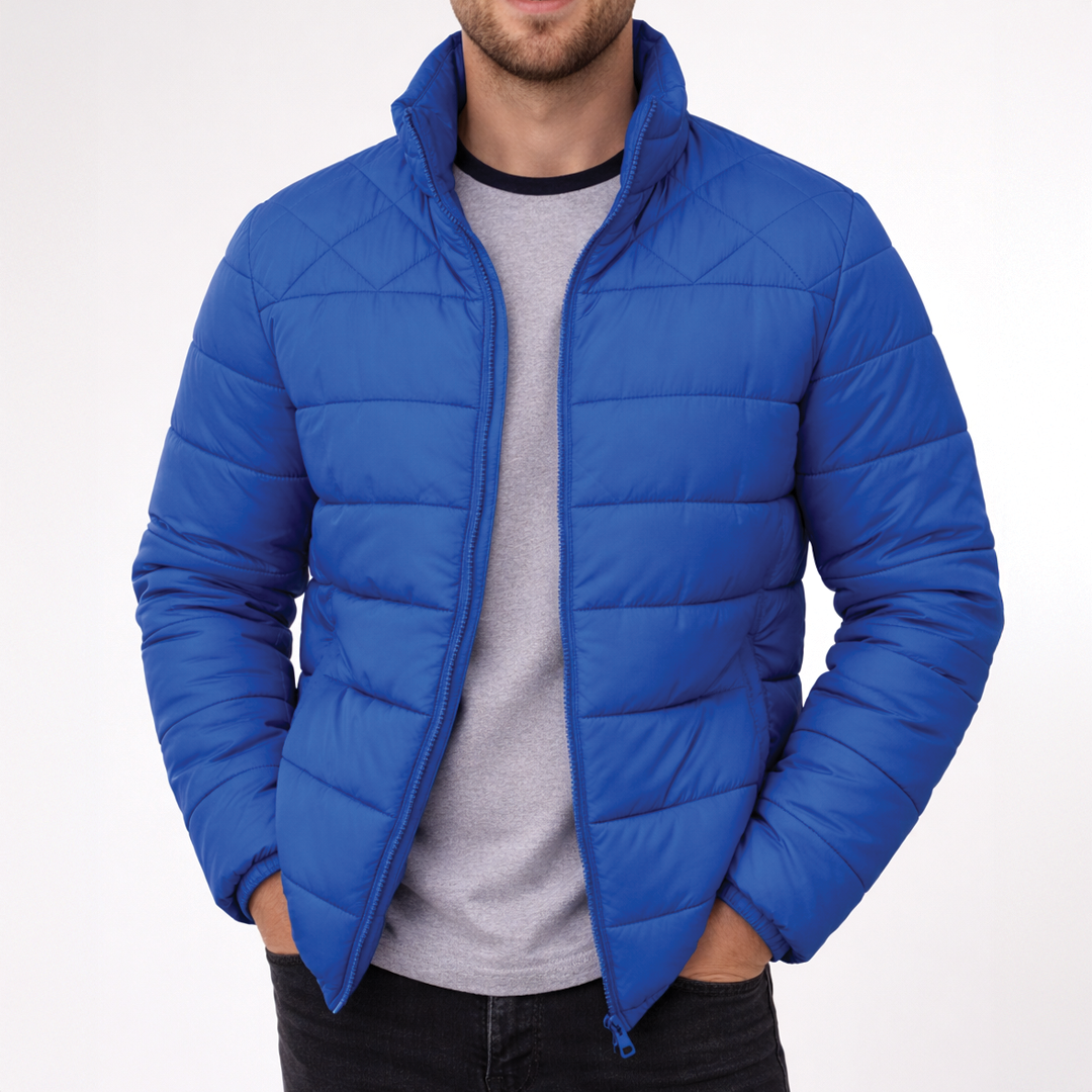 Königsblaue Daunenjacke mit Reißverschluss und Stehkragen vor weißem Hintergrund