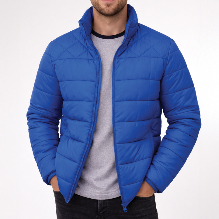 Königsblaue Daunenjacke mit Reißverschluss und Stehkragen vor weißem Hintergrund
