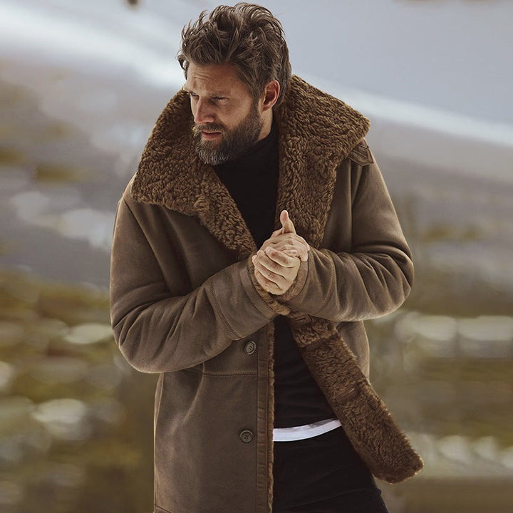 Brauner Winterparka mit dicker Fellfütterung im Outdoor-Look