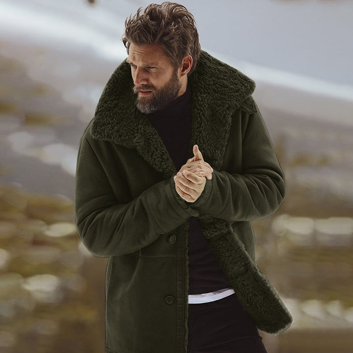 Dunkelgrüner Herren-Winterparka mit flauschigem Fellkragen und Knöpfen